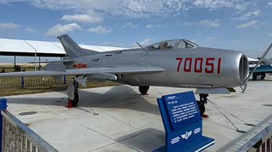 Shenyang J-6 am Boden