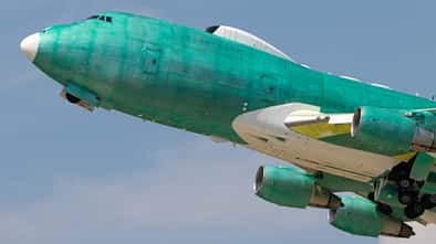 "Weltuntergangsflugzeug" Boeing E-4B in Aktion fliegt ohne Lackierung. 