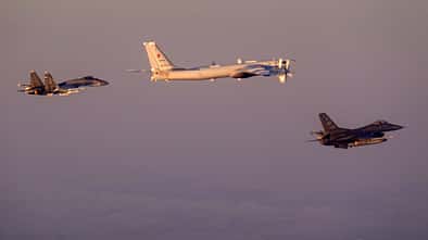 Tu-95 wird flankiert von F-16 und Su-35