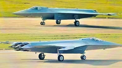 Zwei Ansichten eines rollenden Kampfflugzeugs ohne Seitenleitwerk (Montage)