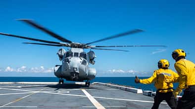 CH-53K King Stallion landet an Deck mit Einweisern