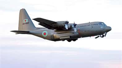 Ein militärisches Transportflugzeug der Bangladesh Air Force im Flug.