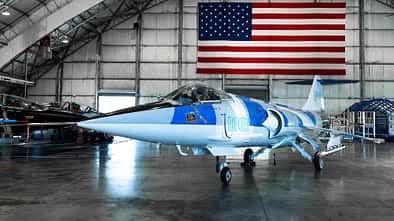 Lockheed F-104 Starfighter im Hangar mit ATLAS-Triebwerkstestvorrichtung