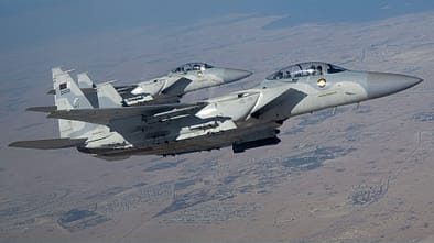 F-15, Eagle, F-15QA, Katar Zwei F-15QA Eagle im Flug über Wüste