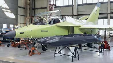 Erste Jakowlew Jak-130M steht fertig in der Fabrik.