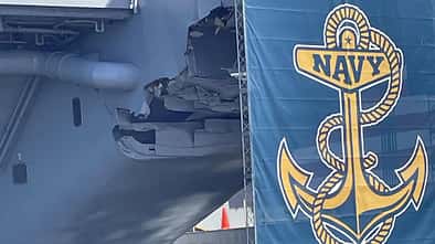 USS Truman, Trump, US Navy Loch im Flugzeugträger USS Truman.