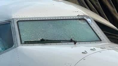 Boeing 73 MAX mit gerissener Cockpitscheibe nach mutmaßlichem Zusammenstoß mit Wetterballon.