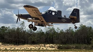OA-1K Skyraider II im Landeanflug auf einen Behelfsflugplatz. 