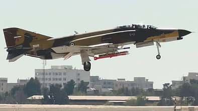 Die F-4E Block 58, 3-6646, der 61st TFS, die kürzlich bei IACI auf den Dowran-Standard aufgerüstet wurde, landet am 12. Oktober 2025 auf dem Flughafen Mehrabad, während sie eine inerte, aber mit einem Suchkopf ausgestattete iranische AMRAAM-Rakete transportiert.