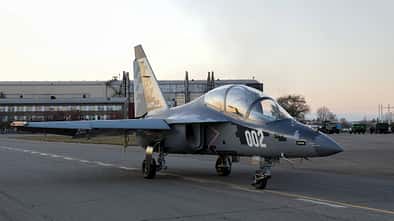 Jakowlew Jak-130M am Boden vor Fabrikgebäude