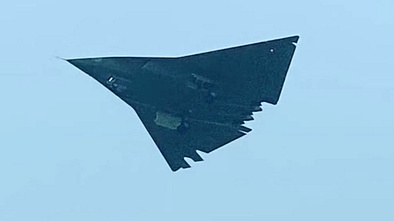 Nurflügel-Jet im Flug von unten