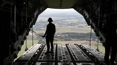 Soldat vor offener Laderampe im Flug