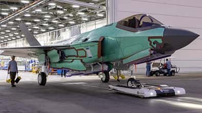 Die erste finnische F-35 Lightning II rollt aus dem Hangar des Werks in Fort Worth, Texas.