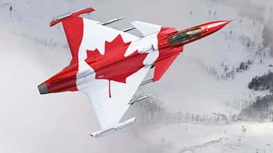 Kampfflugzeug im Flug mit kanadischer Flagge auf der Oberseite
