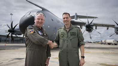 Der Kommandant der Basis Ohakea, Gruppenkapitän Peter Gibson, begrüßte den Kommandeur des Lufttransportgeschwaders 62, Oberst Marcus Knoll, und deutsches Personal während eines Pōwhiri im Tūrangawaewae. Der Kommandant der Basis Ohakea, Gruppenkapitän Peter Gibson, begrüßte den Kommandeur des Lufttransportgeschwaders 62, Oberst Marcus Knoll, und deutsches Personal während eines Pōwhiri im Tūrangawaewae.