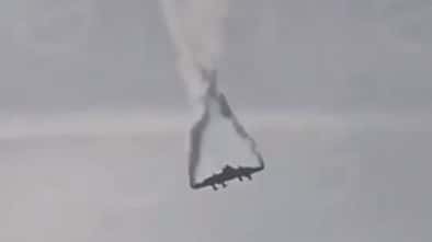 C-130 Hercules zerbricht in Teile und stürzt ab.