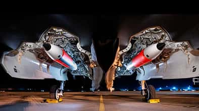 Zwei B61-12-Atombomben im Waffenschacht einer F-35 bei Nacht