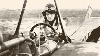 Luftfahrtpionierin Melli Beese in ihrem Flugzeug Rumpler-Taube 1911