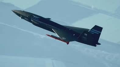 Baykar Bayraktar Kizilelma - türkische Stealth-Kampfdrohne schießt im simulierten Luftkampf F-16 ab. 