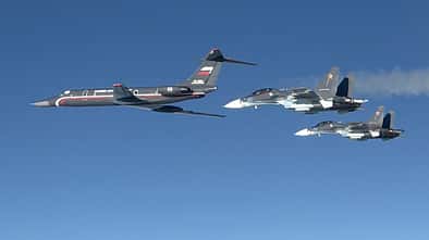 Tu-134, Tupolew, Tupolev, Black Pearl, Tu-134UBL Tupolew Tu-134A-4 "Black Pearl" mit zwei Su-30SM über dem Baltikum