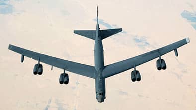 B-52H Stratofortress im Flug von oben über Wüstenlandschaft