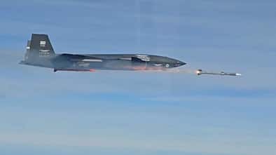 Bayraktar KIZILELMA trifft Ziel mit Luft-Luft-Rakete.