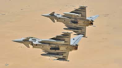 Zwei Eurofighter der italienischen Luftwaffe im Flug über Kuwait