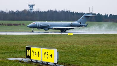 Pegasus-Aufklärer setzt auf nasser Landebahn auf