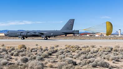 B-52H-Bomber landet mit Bremsschirm in der Wüste