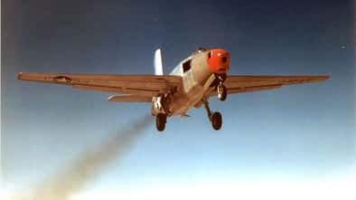 Douglas XB-43 in der Luft mit ausgefahrenem Fahrwerk und Abgasrauch