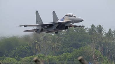 Eine Suchoi Su-30MKM der Luftstreitkräfte Malaysias im Tiefflug