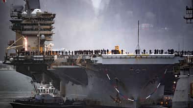 USS Nimitz Flugzeugträger von vorne mit Matrosen an Deck