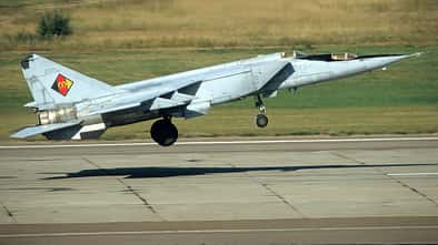 MiG-25 Doppelsitzer nach dem Abheben über der Startbahn