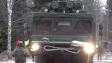 Angehörige der Streitkräfte bei Stationierung des atomwaffenfähigen Hyperschallraketensystems Oreschnik in Belarus.