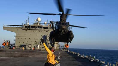 Hubschrauber der US Army  landet auf Schiff