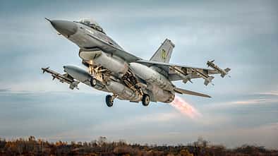 F-16AM der ukrainischen Luftwaffe beim Start mit Nachbrenner.