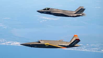 Unbemanntes Fluggerät XQ-58 fliegt neben F-35 der Marines