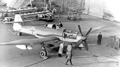 Die im Dezember 1944 fertiggestellte BV 155 V1 in einem Hangar