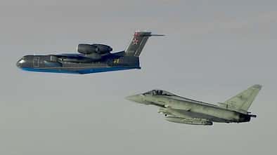 Eine Berijew Be-200 der russischen Marine im Flug.