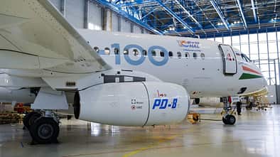 Russischer Superjet SJ-100 mit indischer Flagge.