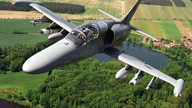 Tschechisches Kampfflugzeug L-159 im Flug.