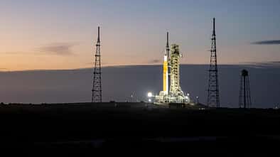 Die Rakete Artemis II Space Launch System (SLS) der NASA und das Raumschiff Orion werden am Samstag, dem 17. Januar 2026, im Launch Complex 39B im Kennedy Space Center der NASA in Florida von Scheinwerfern beleuchtet.