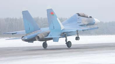 Neue Su-30SM2 landen im vereschneiten Belarus.