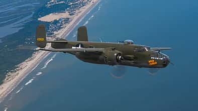 North American B-25 J Mitchell "Wild Cargo" über den Stränden von Virginia Beach fotografiert