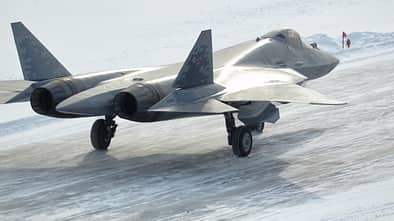 Neue Lieferung fabrikneuer Su-57 für die russische Luftwaffe - Start auf verschneitem Flugplatz. 