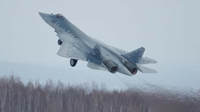 Neue Lieferung fabrikneuer Su-57 für die russische Luftwaffe - Start auf verschneitem Flugplatz. 