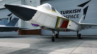 Zweiter Prototyp des türkischen Stealth-Kampfjets Kaan vor dem Hangar.