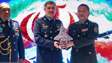 Chinas Militärattaché in Teheran überreicht dem iranischen Luftwaffenchef ein Modell der Chengdu J-20. Chinas Militärattaché in Teheran überreicht dem iranischen Luftwaffenchef ein Modell der Chengdu J-20.