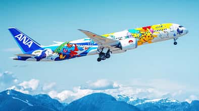 Boeing 787 von ANA im Pokémon-Design.