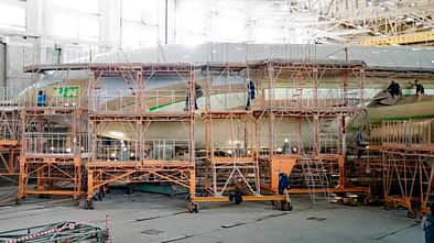 In der Lackierhalle des Flugzeugwerks Woronesch wird eine neue Il-96-300 lackiert.